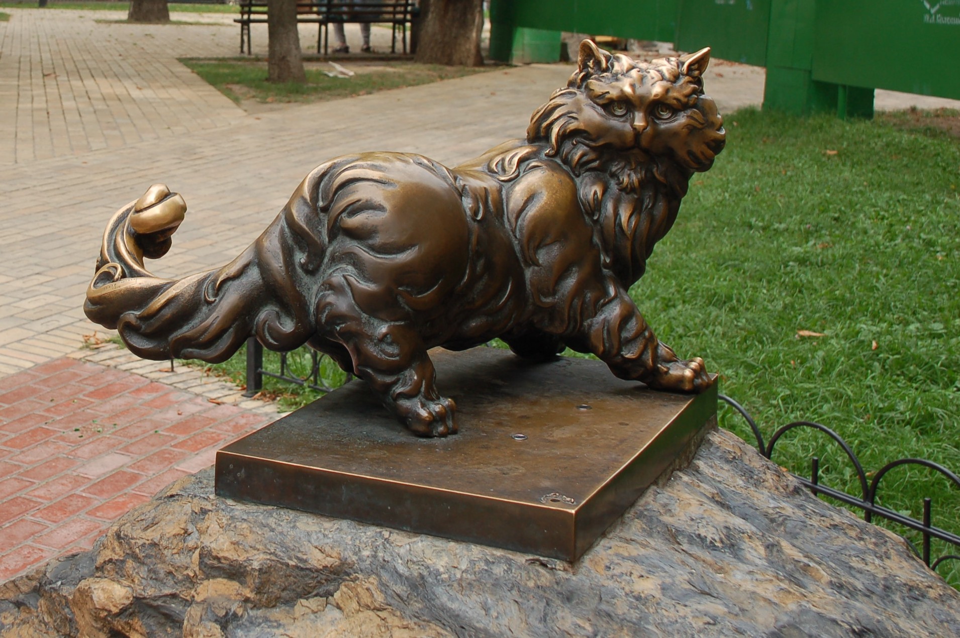 Statue to the cat Panteleimon in Kiev.jpg