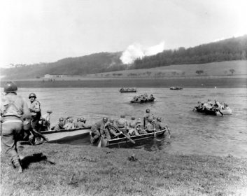 Піхотні підрозділи 1-ої піхотної дивізії США форсують Візер. 7 квітня 1945.jpg
