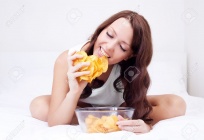 13895710-pretty-woman-eating-potato-chips-in-bed-at-home-Stock-Photo.jpg