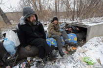 419211 Kormlenie bezdomnih i maloimushtih grazhdan blagotvoritelynoy organizatsiey Chelyabinsk marginali bomzhi teplotrassa bezdomnie nishtiy 250x0 3561.2374.0.0.jpg