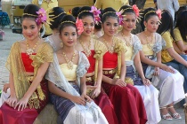 Thai traditional costumes chiang mai 2005 033.jpg