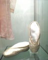 800px-Galina Ulanova's pointe shoes 01 by shakko.jpg