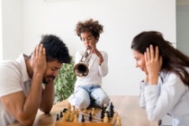 Fostra-och-avla-att-försöka-att-spela-schack-medan-deras-barnlekar-trumpetar-96312006.jpg