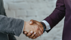 Тиснути руки.png